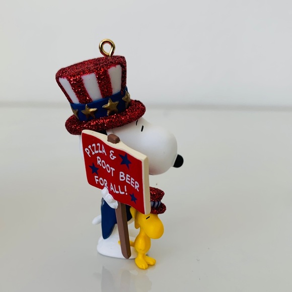 2004 Hallmark Peanuts Snoopy Ornament - Picture 4 of 9